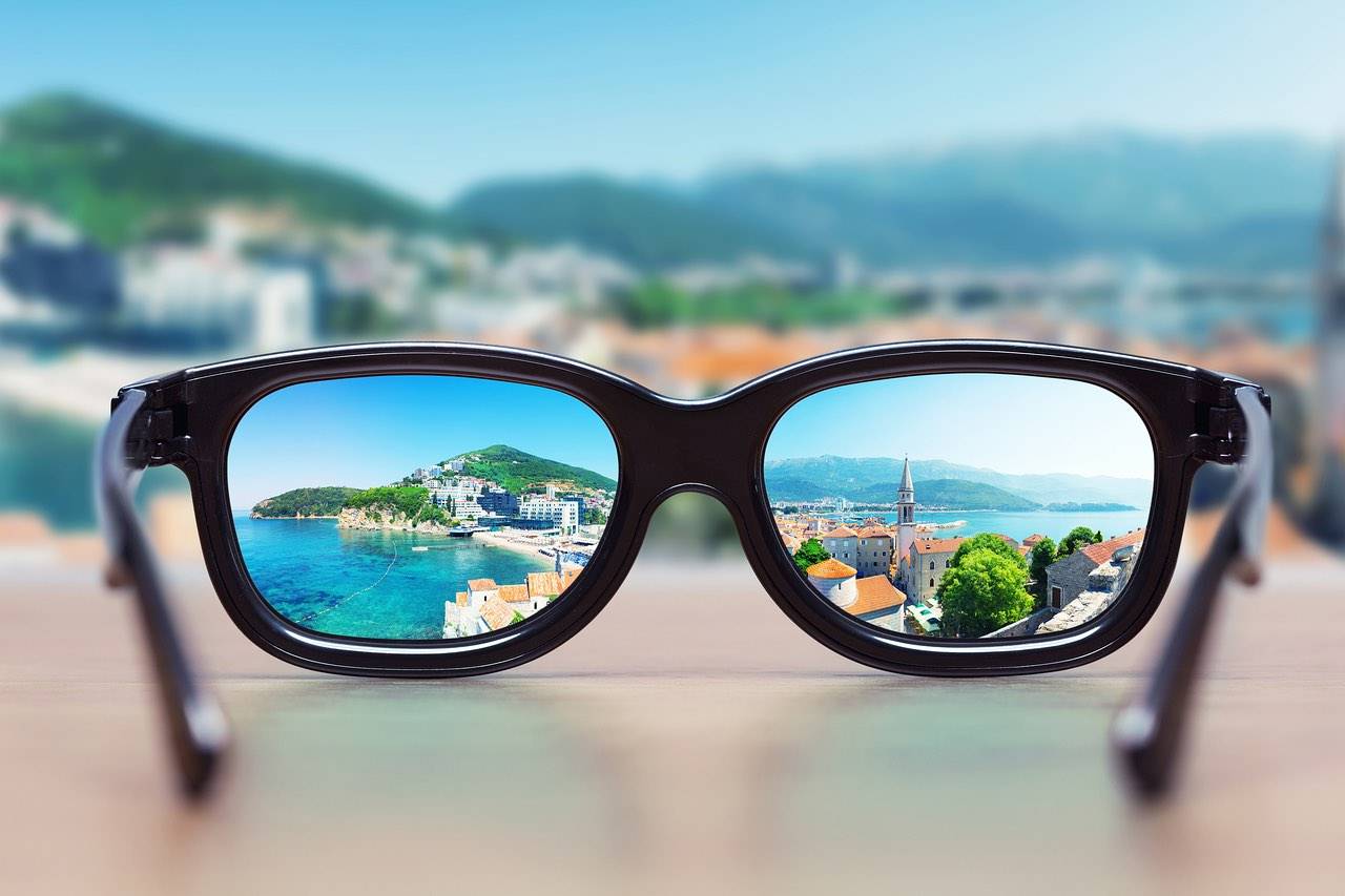 cityscape_focused_in_glasses