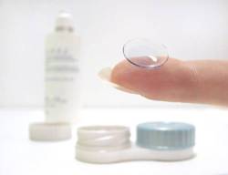 contact lens on finger