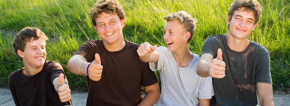 boys_with_thumbs_up