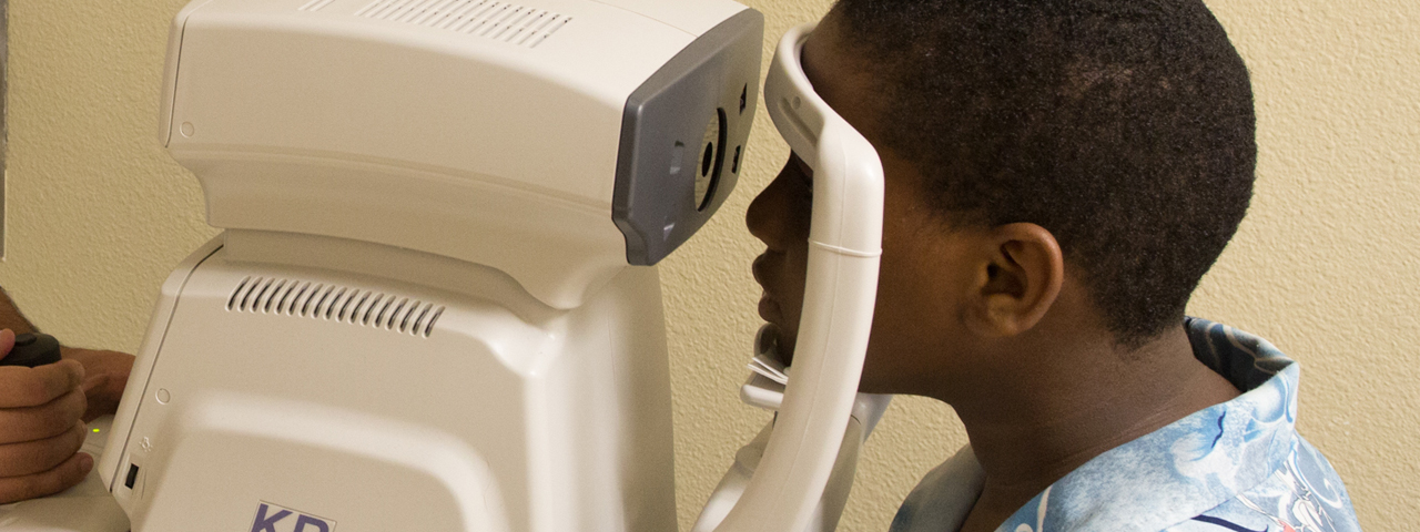 autorefractor_ethnic_boy_exam_1280x480